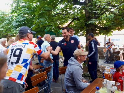 Sandro trifft auf Moussa's älteren Bruder Adam Niakhate