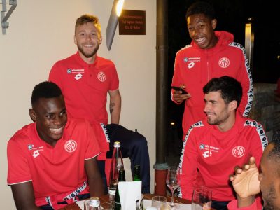 Man beachte das Schild im Hintergrund: Unsere Jungs auf dem Spielplatz des Gasthauses